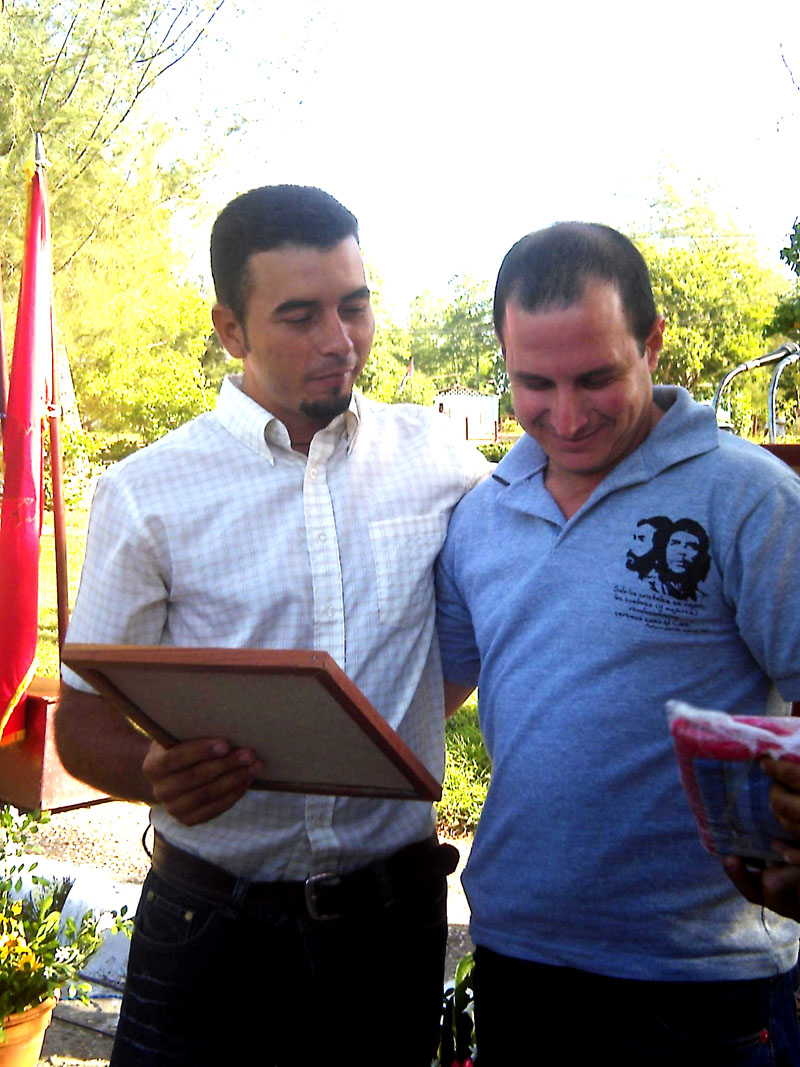 José Ángel Mauri (a la derecha), jefe del departamento de Relaciones Internacionales del Comité Nacional de la UJC, entrega a Daymel el reconocimiento. Foto: Jorge Pérez Cruz