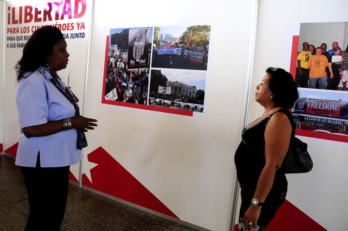 Con su simpático y natural carácter, Osilia explica a Lilia Tejeda, visitante y ama de casa del municipio de Cerro, detalles de esta antológica exposición.