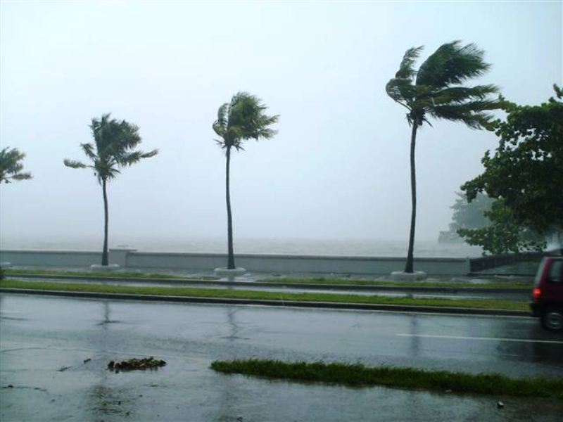 El malecón cienfueguero en una tarde lluviosa.