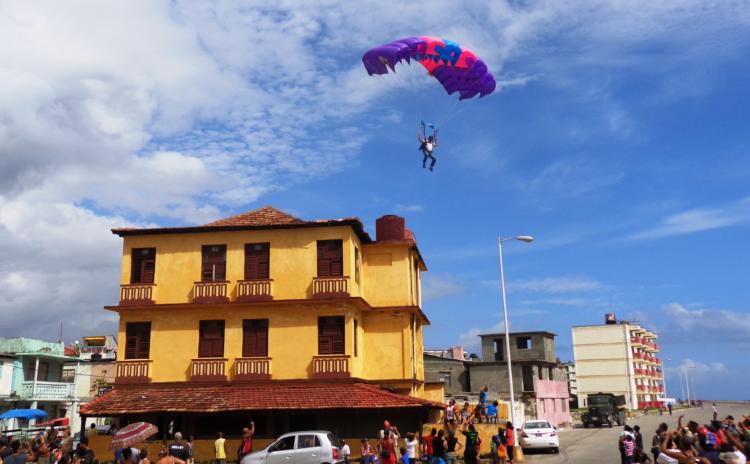 Durante la celebración se realizó la copa nacional de paracaidismo 13 de agosto