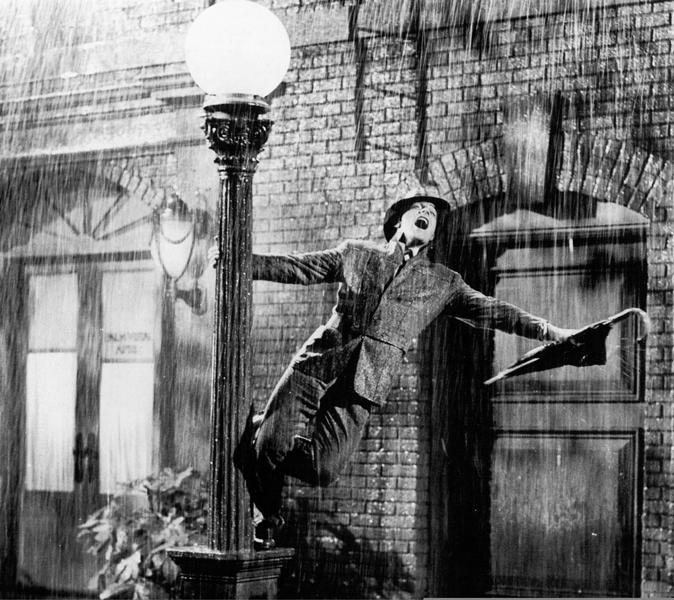 Escena antológica de Cantando bajo la lluvia, la excelente película estadounidense estrenada en 1952 y que ha perdurado a través del tiempo como una de las mejores y más vista.