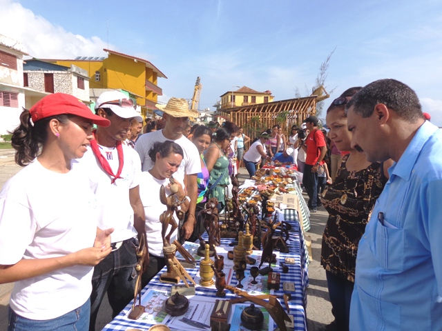 El malecón fue escenario de la Feria productos agropecuarios, industriales y artesanales.