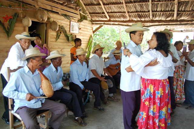 Nuevamente en la zona del Güirito se bailó al compa del kiribá.