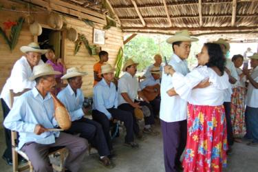 Nuevamente en la zona del Güirito se bailó al compa del kiribá.
