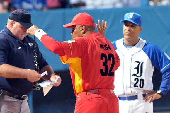 Lazaro Vargas (D) y Victor Mesa ©, directores de Industriales y Matanzas respectivamente, durante el tercer juego de estos equipos del play off de la final occidental, en el estadio Latinoamericano, en La Habana, el 12 de mayo de 2012. AIN FOTO/Marcelino VAZQUEZ HERNANDEZ