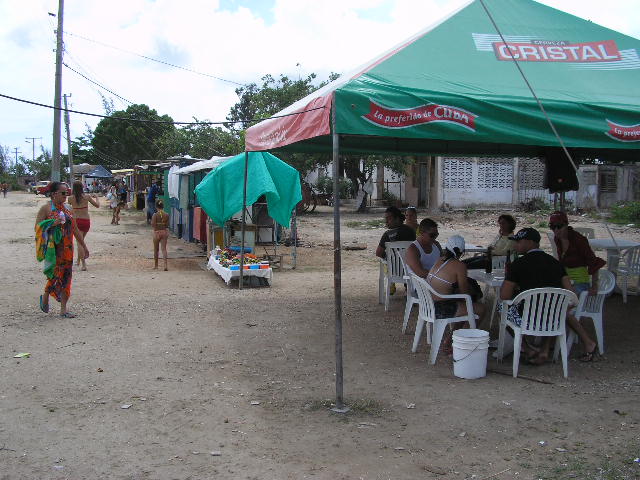 Carpas, quioscos y demás instalaciones de servicios fueron reubicados fuera del área de la playa.