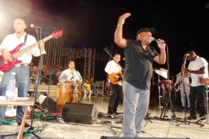 Waldo Mendoza canta y encanta