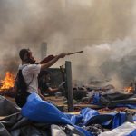 La televisión estatal egipcia informa que partidarios de Morsi mataron a tiros a cuatro policías en una comisaría de El Cairo.