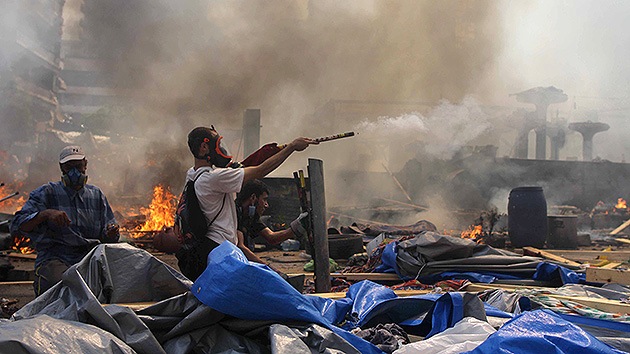 La televisión estatal egipcia informa que partidarios de Morsi mataron a tiros a cuatro policías en una comisaría de El Cairo.