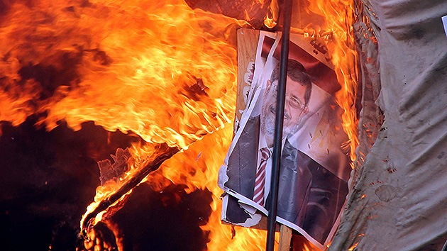 Choques entre los manifestantes pro Morsi y la Policía en las ciudades de Menia y Asiut. Texto completo en: http://actualidad.rt.com/actualidad/view/102919-egipto-dispersar-manifestantes-morsi-muertos