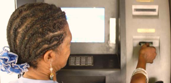 En la provincia ya funcionan dos de estos cajeros en una sucursal del Banco Popular de Ahorro (BPA), ubicada en el centro de la ciudad, y se culmina la instalación de otros dos, en una dependencia de BANDEC. Foto: Rodny Alcolea Olivares