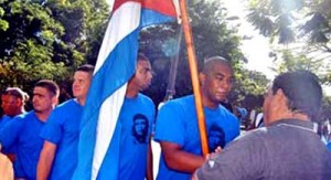 El estelar lanzador Vladimir García, recibió la bandera cubana de manos de Félix Duarte, primer secretario del Partido en Ciego de Ávila. (Foto: Edelvis Valido Gómez)