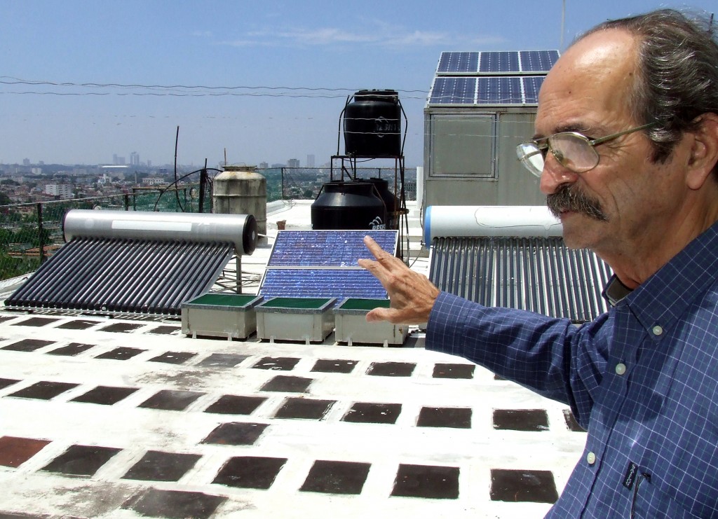 En la azotea de su casa, Luis Bérriz ha instalado el polígono experimental