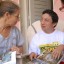 Orfilito es hoy el resultado de la labor paciente de su familia, de sus padres. En la foto, junto a su madre Idida. Foto: Agustín Borrego