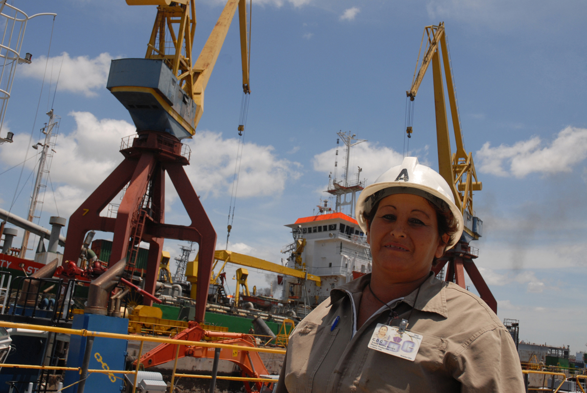 Irania Batista dirige una brigada de grueros en los Astilleros de Casablanca. Foto: Agustín Borrego