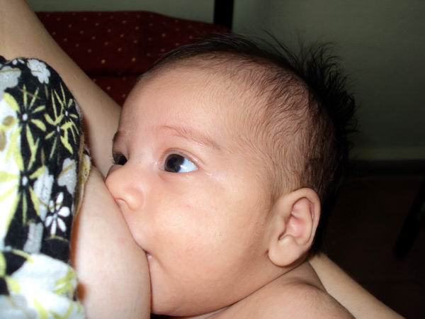 La lactancia materna provoca contracciones rápidas en el útero, lo que disminuye el riesgo de hemorragias posparto. Foto: Tomada de Radio Rebelde