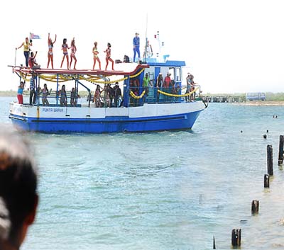 La carroza marina atrajo la atención de multitudes. Foto: Norge Santiesteban Vidal