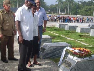 Familiares, oficiales de las FAR, trabajadores y dirigentes del SNTCD protagonizaron el homenaje a Emilio Bárcenas Pier. Foto: De la autora