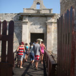 En lo alto de la fachada se observa el escudo de los Austria, dinastía que reinó en España entre 1516 y 1700. La primera piedra del Castillo de San Severino fue colocada el 13 de 0ctubre de 1693, al día siguiente de haber sido fundada la villa de San Carlos y San Severino de Matanzas.