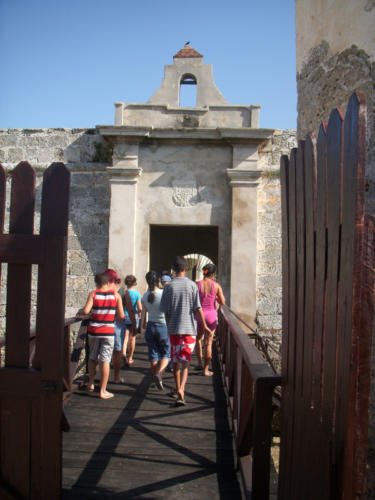 En lo alto de la fachada se observa el escudo de los Austria, dinastía que reinó en España entre 1516 y 1700. La primera piedra del Castillo de San Severino fue colocada el 13 de 0ctubre de 1693, al día siguiente de haber sido fundada la villa de San Carlos y San Severino de Matanzas.