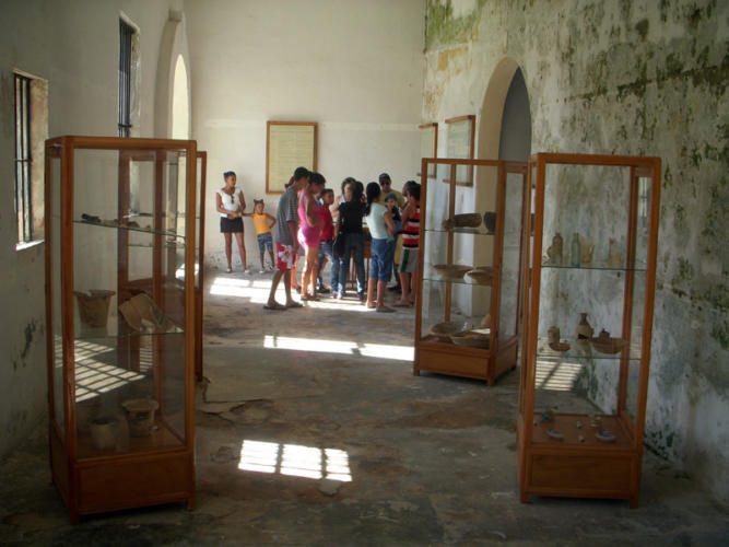 En una de las áreas expositivas se muestran piezas halladas en las excavaciones arqueológicas realizadas en el lugar.