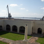 Al fondo, la grúa de la actual terminal portuaria añade una imagen anacrónica al entorno del Castillo.