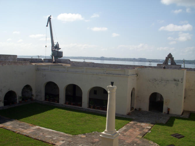 Al fondo, la grúa de la actual terminal portuaria añade una imagen anacrónica al entorno del Castillo.