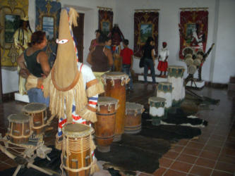 La llamada sala de los Orishas exhibe la riqueza cultural y religiosa heredada de África.
