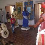 Algunos espacios de la otrora casa del Comandante son habitados por tambores empleados en rituales y figuras humanas inspiradas en el panteón yoruba.