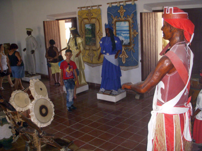 Algunos espacios de la otrora casa del Comandante son habitados por tambores empleados en rituales y figuras humanas inspiradas en el panteón yoruba.
