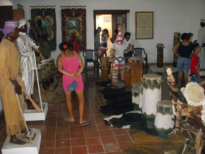 El Museo de la Ruta del Esclavo expone una valiosa colección de tambores de origen africano, entre ellos los batá, yuca y de bembé.