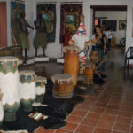 Algunos de los instrumentos exhibidos fueron donados por casas templo de la región y las figuras humanoides de inspiración religiosa fueron realizadas por artistas cubanos y africanos.