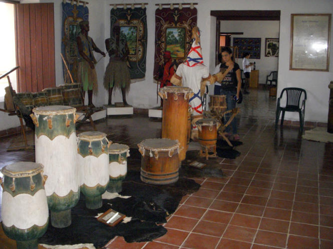 Algunos de los instrumentos exhibidos fueron donados por casas templo de la región y las figuras humanoides de inspiración religiosa fueron realizadas por artistas cubanos y africanos.