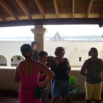 En las paredes del corredor de la casa del Comandante se exhiben dos muestras fotográficas, una donada por el gobierno de Benin acerca de la isla de Goree, puerto de embarque muy empleado en la trata esclavista; y otra vinculada a la labor solidaria realizada por la brigada Martha Machado en Haití luego del terremoto que afectó a esa isla en 2010.