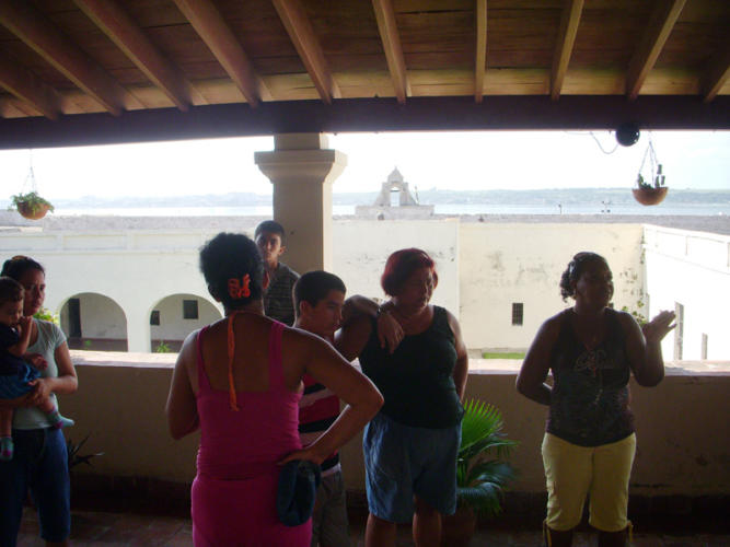 En las paredes del corredor de la casa del Comandante se exhiben dos muestras fotográficas, una donada por el gobierno de Benin acerca de la isla de Goree, puerto de embarque muy empleado en la trata esclavista; y otra vinculada a la labor solidaria realizada por la brigada Martha Machado en Haití luego del terremoto que afectó a esa isla en 2010.