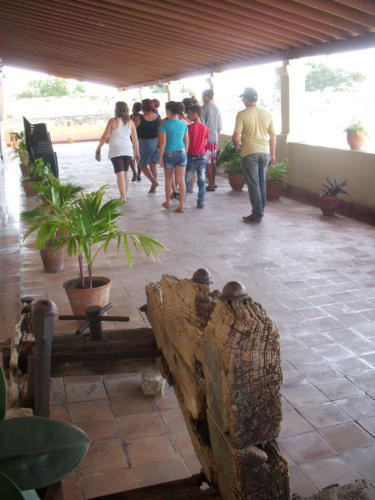 Uno de los hallazgos arqueológicos más importantes de San Severino fue la cureña (base de un cañón) que aparece en primer plano. Fue construida con madera cubana del siglo XIII.