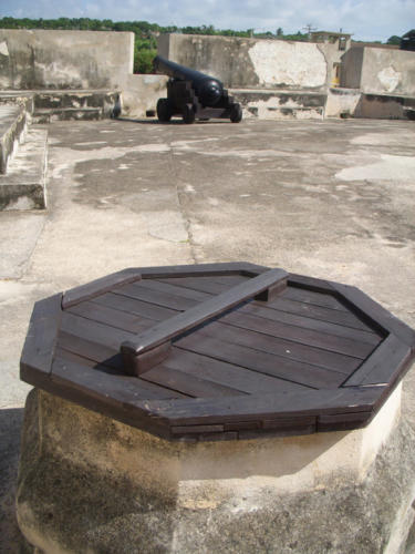 El aljibe y el cañón, dos de los testigos permanentes de la historia de San Severino.