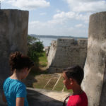 Desde los muros de San Severino, los niños comprenden mejor el sistema defensivo empleado por los españoles en Cuba para enfrentar los frecuentes ataques de corsarios y piratas en los siglos XVII y XVIII.