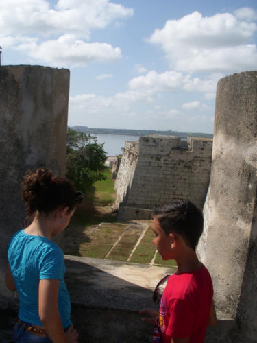 Desde los muros de San Severino, los niños comprenden mejor el sistema defensivo empleado por los españoles en Cuba para enfrentar los frecuentes ataques de corsarios y piratas en los siglos XVII y XVIII.