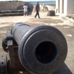 El disparo de un cañón implicaba un número fijo de pasos que los artilleros debían ejecutar de manera casi mecánica para poder hacer una regular cadencia de tiro. Un cañón de 24 o de 36 libras, los más grandes y pesados, necesitaban entre 8 y 14 hombres para ser manejados con eficiencia.