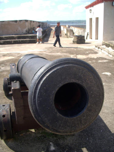 El disparo de un cañón implicaba un número fijo de pasos que los artilleros debían ejecutar de manera casi mecánica para poder hacer una regular cadencia de tiro. Un cañón de 24 o de 36 libras, los más grandes y pesados, necesitaban entre 8 y 14 hombres para ser manejados con eficiencia.