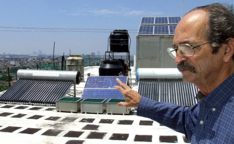 En la azotea de su casa, Luis Bérriz ha instalado el polígono experimental
