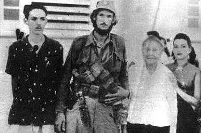 Miguel Bertrán al centro, junto a su familia el 2 de enero de 1959 en Guantánamo.