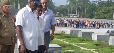 Familiares, oficiales de las FAR, trabajadores y dirigentes del SNTCD protagonizaron el homenaje a Emilio Bárcenas Pier. Foto: De la autora