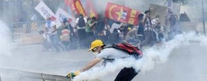 Las manifestaciones iniciadas el pasado mes de junio por reivindicaciones de carácter social, severamente reprimidas por los cuerpos de seguridad, han derivado hacia demandas democráticas, económicas y políticas