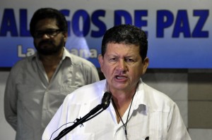 Pablo Catatumbo, integrante de las Fuerzas Armadas Revolucionarias de Colombia-Ejército del Pueblo, lee un comunicado ante la prensa en la reanudación de las conversaciones de Paz que sostienen con el Gobierno de Colombia en el Palacio de Convenciones en La Habana, Cuba el 9 de septiembre de 2013. Joaquín Hernández Mena