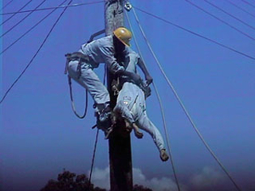 La caída desde alturas constituye una de las principales causas de los 4 mil 315 accidentes de trabajo reportados por la ONEI el pasado año. Foto: José Francisco Martínez