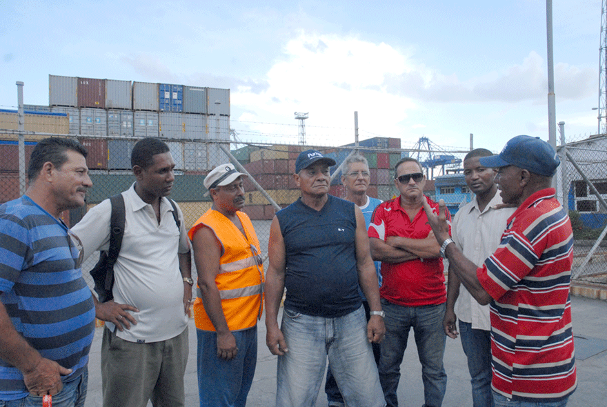 “Traemos el sentir de nuestro colectivo. Mire, en agosto el descuento llegó al 38 %, todo un récord. De cada 100 ya ganados, nos descontaron 38 CUC”. En la foto integrantes del buró sindical de la Terminal de Contenedores de La Habana. Foto: Agustín Borrego