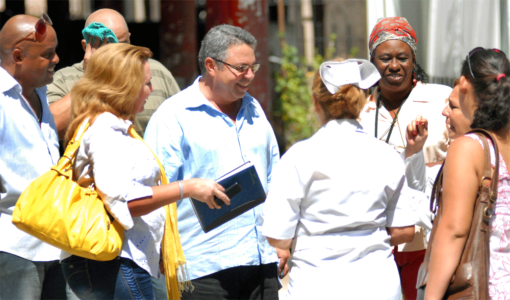 Ulises Guilarte De Nacimiento dialoga con directivos y trabajadores del Instituto de Gastroenterología. Foto: Heriberto González Brito