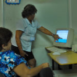 Profesora indicándole las tareas a una estudiante. Foto: Agustín Borrego.
